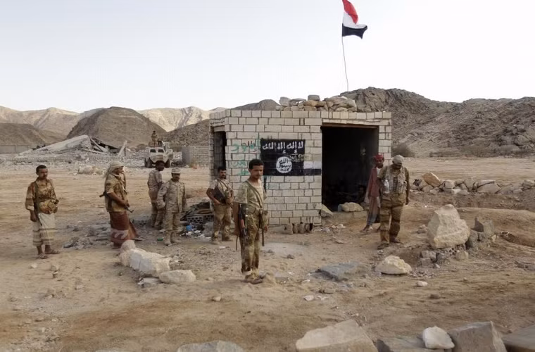 Những quân nhân đứng cạnh 1 đồn lính canh trước đây nằm trong quyền kiểm soát của al Qaeda ở al-Mahfad, thuộc tỉnh Abyan phía nam Yemen ngày 23/5/2014.