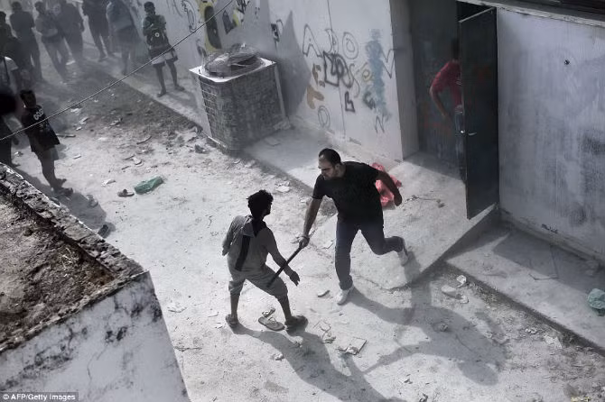 Cảnh sát dùng dùi cui để giải tán đám đông bên ngoài sân vận động ở Kos.