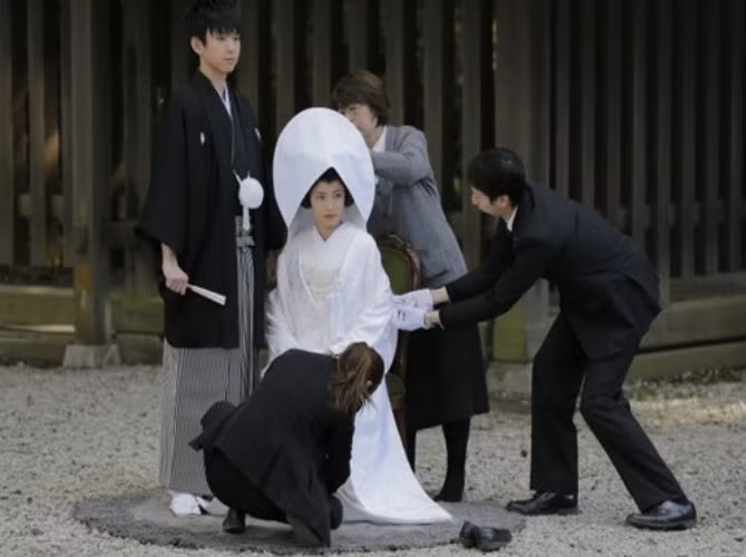 Dịch vụ tổ chức đám cưới một mình: Dịch vụ Solo Wedding của Nhật Bản giúp các cô gái chỉ biết vùi đầu vào công việc có được trải nghiệm làm cô dâu. Mức giá của gói dịch vụ bao gồm váy cô dâu, hoa, trang điểm, làm tóc… cùng “tuần trăng mật” hai ngày một đêm tại một khách sạn sang trọng, với chi phí thấp nhất 300 nghìn yên.