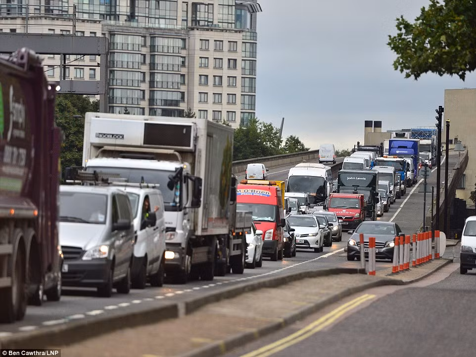 Cuộc đình công xảy ra do tranh chấp đã kéo dài giữa lái tàu và công ty tàu điện ngầm London về vấn đề tiền lương và chương trình làm việc cho tuyến tàu điện ngầm mới dự kiến sẽ đi vào hoạt động vào tháng sau.