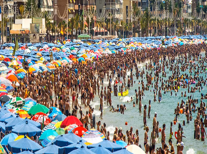 Bãi biển Levante ở Benidorm, Tây Ban Nha, gần như chật kín người.