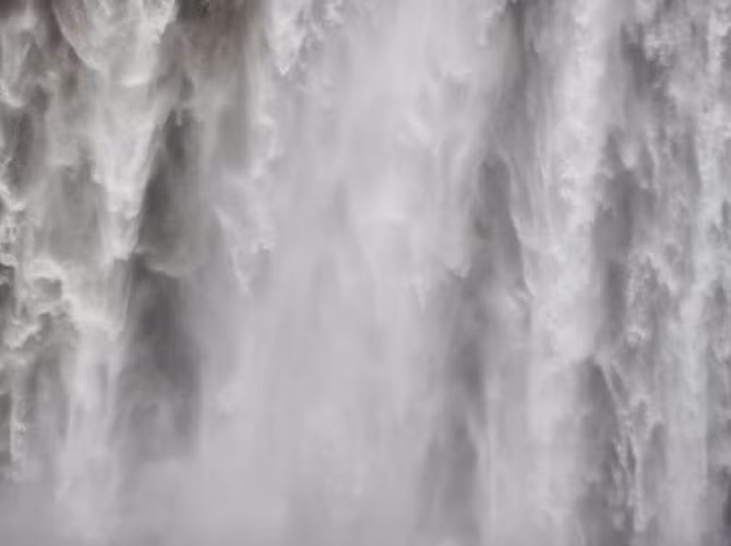 Skogafoss nằm ở bờ biển phía nam Iceland là một trong những thác nước lớn nhất nước này với độ cao 60 mét. Cầu vồng thường xuất hiện vào những ngày nắng ở đây.