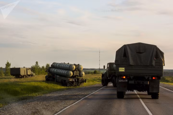 Hệ thống tên lửa phòng không S-300 di chuyển từ một căn cứ đến nơi tập trận ở vùng Voronezh.