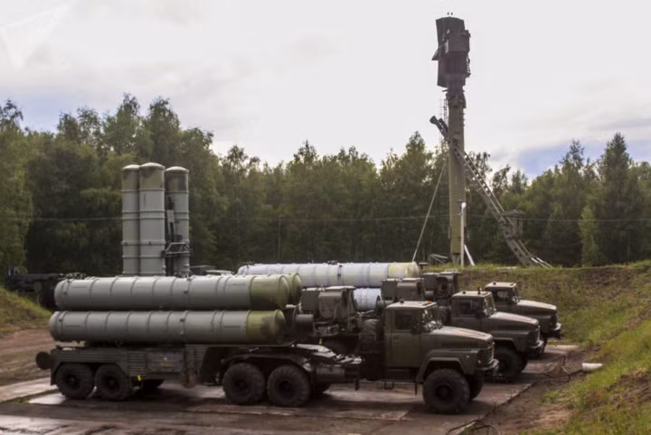 Hệ thống S-300 bắt đầu được đưa vào vị trí chiến đấu.