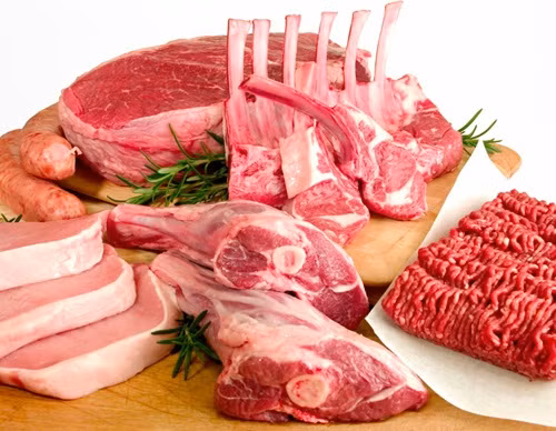Thịt đỏ. Thịt đỏ cũng giống như trứng có thể gây táo bón bởi chúng có nhiều protein và chất béo, dễ gây khó tiêu và đầy bụng, đồng thời không có chất xơ, do vậy khi chế biến thịt đỏ người ta thường kèm theo với salad hoặc rau ăn kèm, vừa có tác dụng không gây bị ngấy, vừa tăng cường chất xơ để tránh bệnh táo bón lâu ngày và gây ra bệnh trĩ.