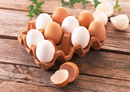 Trứng gia cầm. Mặc dù rất tốt cho sức khỏe thế nhưng ít ai biết rằng, ăn nhiều chứng có thể là một trong những nguyên nhân gây ra bệnh trĩ. Trong trứng gia cầm có chứa nhiều protein và rất giàu chất béo, không chỉ vậy trứng có chứa rất ít chất xơ, mà chất xơ vô cùng quan trọng để giúp cho quá trình tiêu hóa được đảm bảo.