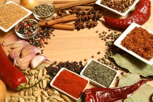 Gia vị cay. Theo lời khuyên của các bác sĩ, những người bị bệnh trĩ tuyệt đối không nên ăn đồ cay như ớt, tiêu, mù tạt, gừng tươi…