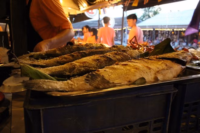 Cá nướng muối: Cá điêu hồng được ướp thật dày với muối rồi nướng trên than đến khi lớp vỏ bên ngoài bị cháy xém. Ảnh: An Huỳnh.