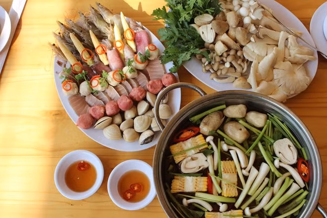 Lẩu Thái có vị chua của thơm (dứa), cay của ớt, tươi ngon của hải sản và các loại rau. Ảnh: An Huỳnh.
