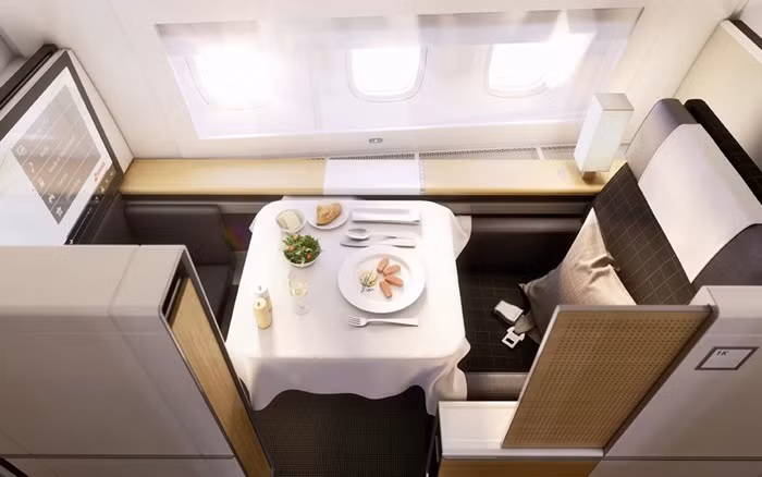 Swiss International Airlines có ghế hạng nhất kèm bàn ăn độc đáo, trong ghế hạng nhất còn có túi đựng dụng cụ dưỡng da, đánh răng.