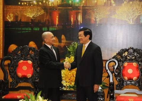  Quốc vương Campuchia thăm Việt Nam Ngày 19/10/2015, Quốc vương Campuchia Norodom Sihamoni đã bắt đầu chuyến thăm và nghỉ dưỡng tại Việt Nam từ ngày 19-22/10/2015. Quốc vương Sihamoni nhấn mạnh: Việt Nam là người bạn lớn, láng giềng gần gũi và thân thiết của nhân dân Campuchia; nhân dân Campuchia đánh giá cao và không bao giờ quên sự ủng hộ, giúp đỡ to lớn và quý báu mà Đảng, Nhà nước và nhân dân Việt Nam đã dành cho nhân dân Campuchia trong mọi hoàn cảnh. Quốc vương Campuchia khẳng định sẽ tiếp tục thực hiện con đường đúng đắn của Vua cha vun đắp cho tình đoàn kết, quan hệ hữu nghị trong sáng, sự hợp tác tốt đẹp và đời đời bền vững giữa hai dân tộc anh em Campuchia - Việt Nam.