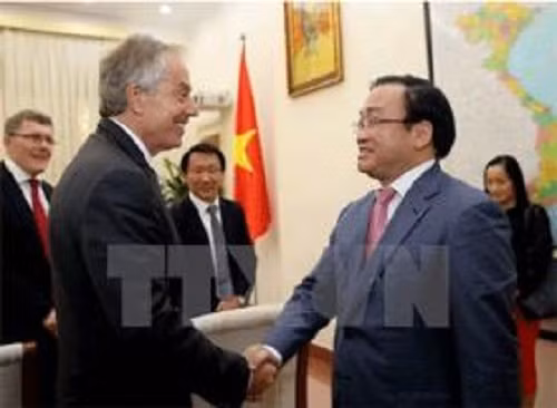 Cựu Thủ tướng Anh Blair thăm Việt Nam thúc đẩy hợp tác kinh tế Ngày 19/10, tại Trụ sở Chính phủ, Phó Thủ tướng Hoàng Trung Hải đã tiếp cựu Thủ tướng Liên hiệp Vương quốc Anh và Bắc Ireland Tony Blair đang thăm làm việc tại Việt Nam. Bày tỏ vui mừng sang thăm Việt Nam, Cựu Thủ tướng Anh Tony Blair cho biết, mục tiêu chuyến thăm nhằm tiếp tục thúc đẩy sự hợp tác của Văn phòng TBA với các cơ quan đối tác Việt Nam. Trong thời gian tới, TBA đặc biệt quan tâm tới chủ trương cải cách doanh nghiệp nhà nước mà Việt Nam đang đẩy mạnh triển khai. Cựu Thủ tướng Tony Blair mong muốn Chính phủ Việt Nam tạo điều kiện thuận lợi để việc triển khai hợp tác, hỗ trợ các lĩnh vực hợp tác này cụ thể và mạnh mẽ hơn nữa.