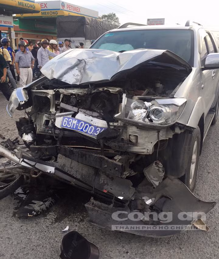 4. Xe biển số xanh tông xe máy, hai người thương vong Khoảng 17h ngày 3/11, trên quốc lộ 1A đoạn qua địa bàn xã Thuận An, TX.Bình Minh (Vĩnh Lon),cxe ô tô 7 chỗ biển số xanh BKS 63M - 000.34 lưu thông với tốc độ nhanh cao trên quốc lộ 1A, hướng từ Cần Thơ về TP.HCM. Đến trước cây xăng Bình Minh, chiếc xe này đâm vào xe máy BS 64H3- 7083 của hai nam thanh niên tên Thắng và Mốc điều khiển, kéo theo dụng cụ chở heo khiến hai nạn nhân văng xa nhiều mét và bị chiếc xe ô tô cán qua người. Hậu quả của vụ tai nạn, anh Mốc bị đứt lìa một chân, tử vong. Anh Thắng bị thương nặng.
