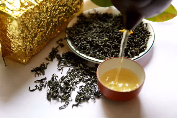 Nhờ thổ nhưỡng và khí hậu thích hợp, nên đâu đâu trên miền đất Thái Nguyên cây chè cũng được phát triển tốt tươi, đã có những vùng chè nổi tiếng như chè La Bằng (Đại Từ); chè Khe Cốc (Phú Lương); chè Trại Cài (Đồng Hỷ) nhưng nổi tiếng hơn cả là chè Tân Cương (T.P Thái Nguyên). Quả thật chè Tân Cương Thái Nguyên đã sánh ngang được với trà Atxam nổi tiếng của Ấn Độ hay trà đặc sản Long Tỉnh của Trung Quốc. 