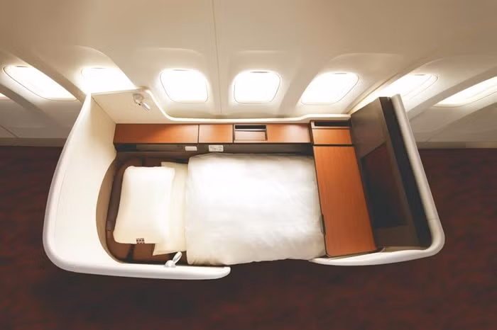 Ghế hạng nhất trên máy bay Boeing 777 của Japan Airlines có giường tùy chỉnh, màn hình tivi 23inch. Các bữa ăn trên máy bay do đầu bếp Seiji Yamamoto
