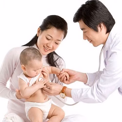 Nha giau Viet sot sang Singapore tiem vac-xin cho con vi so Quinvaxem
