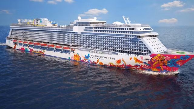  Siêu du thuyền Genting Dream đưa theo 2.500 du khách quốc tế cập cảng nổi Hòn Gai, thành phố Hạ Long (Quảng Ninh) vào ngày 16/11 trong tuyến hành trình ghé thăm Trung Quốc, Ấn Độ, Singapore, Hong Kong và Việt Nam.