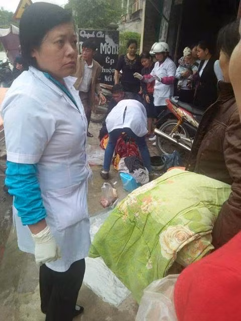 San phu dang di xe may thi tro da, de con luon ben duong