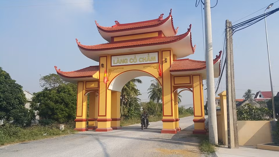 Người dân làng Cổ Chẩm bức xúc trước vụ việc trên.