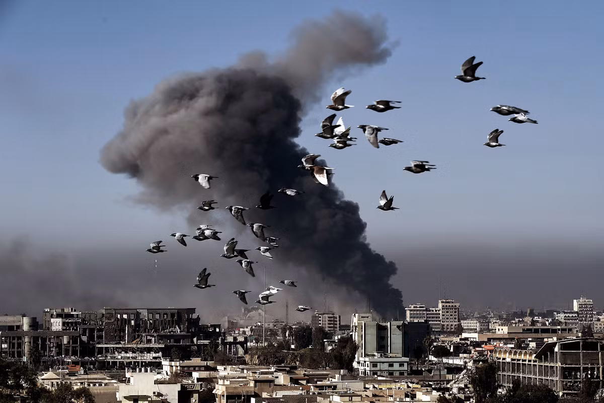 Khói đen bốc lên nghi ngút ở chiến trường đánh phiến quân IS ở tây Mosul hôm 6/3/2017. Ảnh The Atlantic