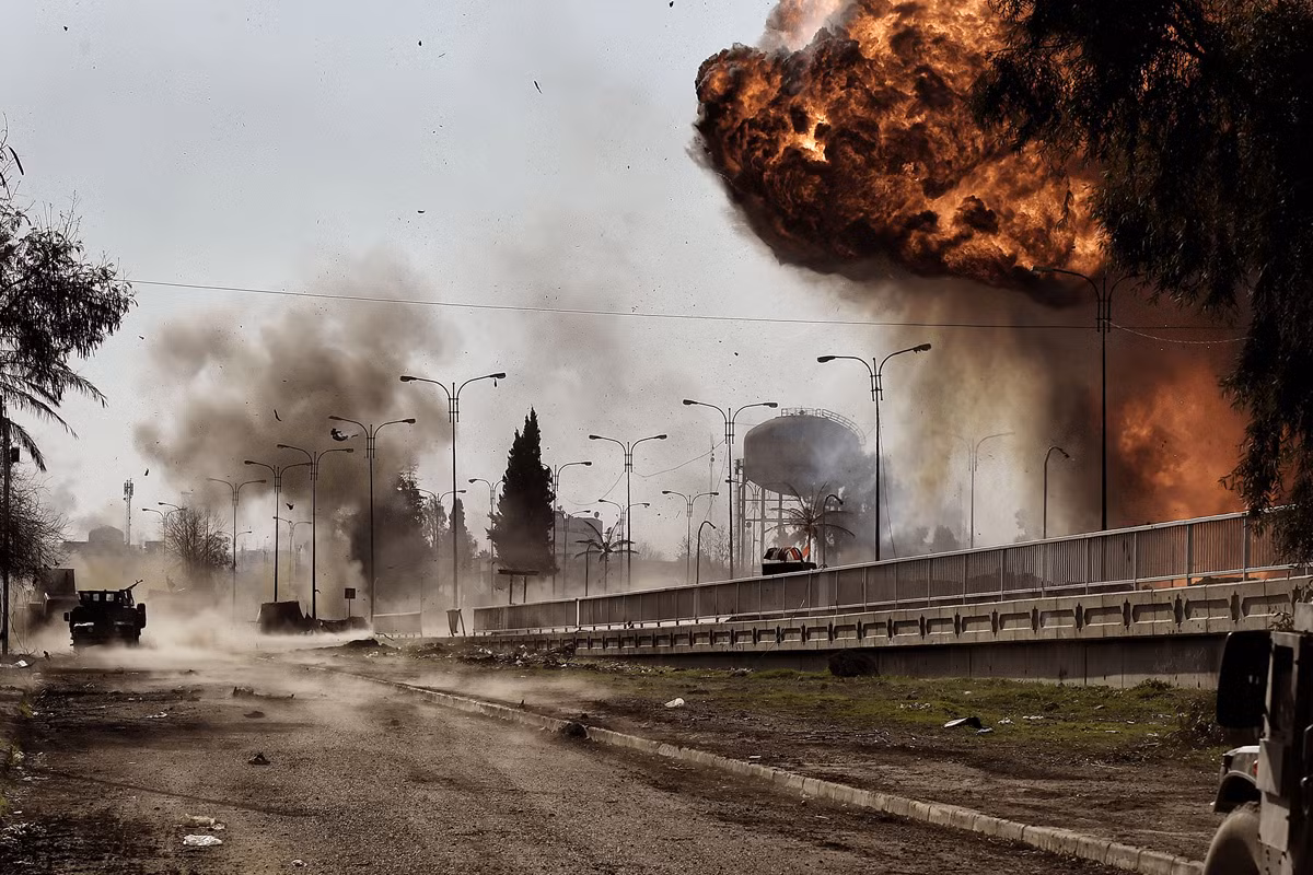 Khói đen bốc lên sau một vụ nổ bom xe ngày 5/3 ở Mosul. Ảnh The Atlantic