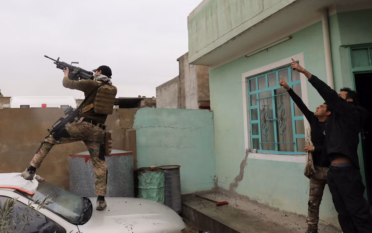 Một cuộc giao chiến giữa hai bên ở tây Mosul. Ảnh The Atlantic