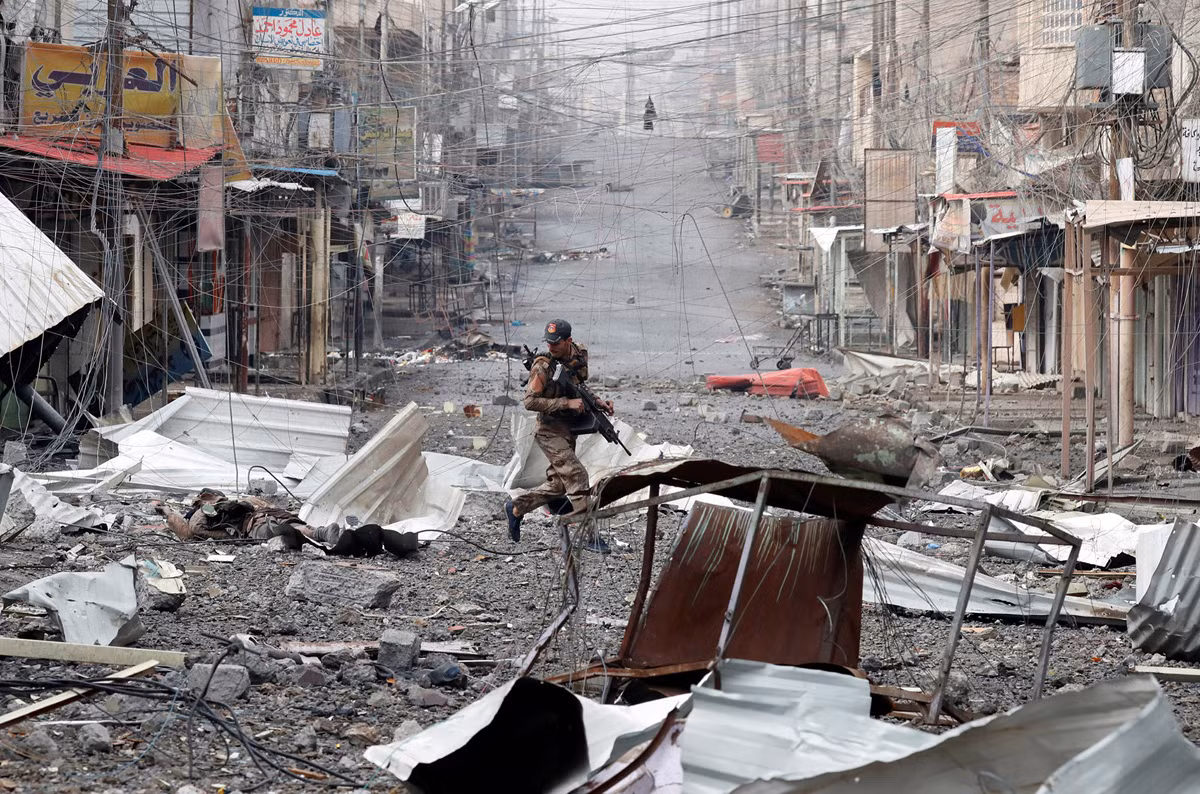 Lực lượng đặc nhiệm Iraq chạy vọt sang đường ở Mosul trong cuộc giao chiến với nhóm IS. Ảnh The Atlantic