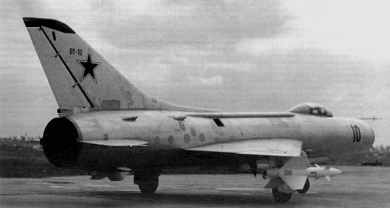 Suốt thời gian phục vụ từ 1960-1992, K-8 hầu như chẳng có chiến tích nào, thậm chí là còn mang một vết nhơ. Theo đó, ngày 1/9/1983, chiếc Sukhoi Su-15 đã dùng K-8 bắn rơi máy bay chở khách KAL Flight 007 của Hàn Quốc khiến hàng trăm người thiệt mạng. Có thể nói, K-8 là tên lửa không đối không đáng quên của Liên Xô. Ảnh: K-8 trên máy bay tiêm kích Su-11.