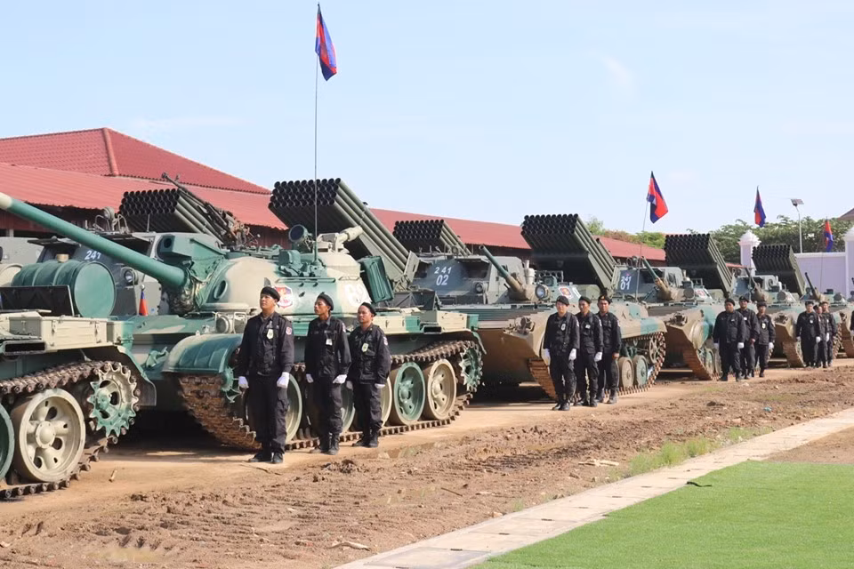 Thông qua cuộc duyệt binh có thể thấy rõ điều này, trang bị từ cá nhân người lính tới vũ khí khí tài hạng nặng đều thuộc hàng “đỉnh” nhất Quân đội Hoàng gia Campuchia. Thậm chí, có khi còn tốt hơn nhiều đơn vị chủ lực của quốc gia này. Nguồn ảnh: bmpd