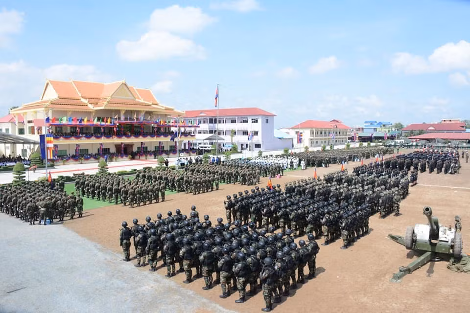 Hồi cuối tháng 10/2019, tại Thủ đô Phnom Penh, Lữ đoàn 70 (hay còn gọi là B-70) đã tiến hành cuộc duyệt binh quy mô kết hợp trưng bày vũ khí trang bị. Cuộc duyệt binh được cho là nhằm kỷ niệm ngày thành lập của lữ đoàn "VIP" nhất Quân đội Campuchia. Nguồn ảnh: bmpd