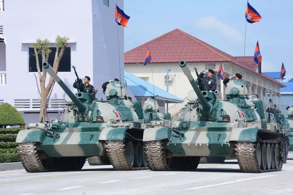 Ví dụ như xe tăng T-55AM hoặc T-55AM2BP với khí tài đo xa laser trên gốc tháp pháo và các nâng cấp về hệ thống điều khiển hỏa lực cho phép sử dụng đạn tên lửa chống tăng có điều khiển phóng qua nòng pháo chính. Nguồn ảnh: bmpd