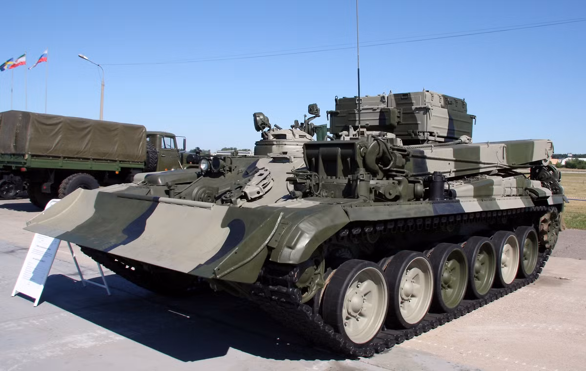 Xe bọc thép BREM-1 được thiết kế trên khung gầm xe tăng chủ lực T-72A được sửa đổi nhiều. Chiếc xe nặng 41 tấn, dài 9,53m, rộng 3,37m, cao 2,43m. Ảnh: Wikipedia