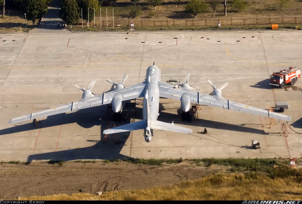 Kích cỡ dài - cao của Tu-142 cũng cực kỳ khủng khiếp, lần lượt là 53,08m và 12,12m. Các tài liệu được công bố cho biết, Tu-142 do Cục thiết kế Tupolev phát triển trên cơ sở khung thân máy bay ném bom chiến lược Tu-95. Chúng chính thức được đưa vào sản xuất năm 1968 tới năm 1994 với 100 chiếc. Ảnh: Airliners.net