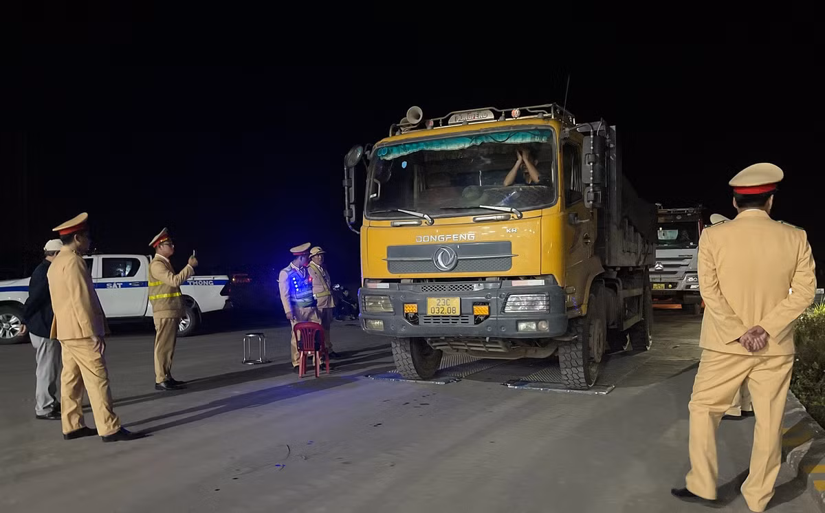 Đột kích “tóm gọn” loạt xe chở quá tải trong đêm ở Quảng Ninh Dot kich “tom gon” loat xe cho qua tai trong dem o Quang Ninh