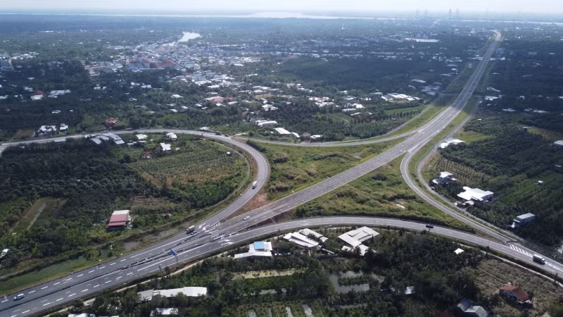 Cao tốc Mỹ Thuận - Cần Thơ dài 23 km, đi qua tỉnh Vĩnh Long và Đồng Tháp do Ban quản lý Mỹ Thuận (Bộ Giao thông Vận tải), làm chủ đầu tư. Dự án được khởi công đầu năm 2021, tổng vốn đầu tư hơn 4.800 tỷ đồng, điểm đầu nối với cầu Mỹ Thuận 2, điểm cuối tại cầu Chà Và, tỉnh Vĩnh Long. Giai đoạn một của dự án có 4 làn xe, bề rộng nền đường 17 m, bề rộng cầu 17,5 m, vận tốc 80 km/h. Theo Ban Quản lý dự án Mỹ Thuận, dự án đến nay đã hoàn thành trên 80% khối lượng, các nhà thầu đang tập trung huy động tối đa máy móc, nhân lực tổ chức thi công để kịp hoàn tất.