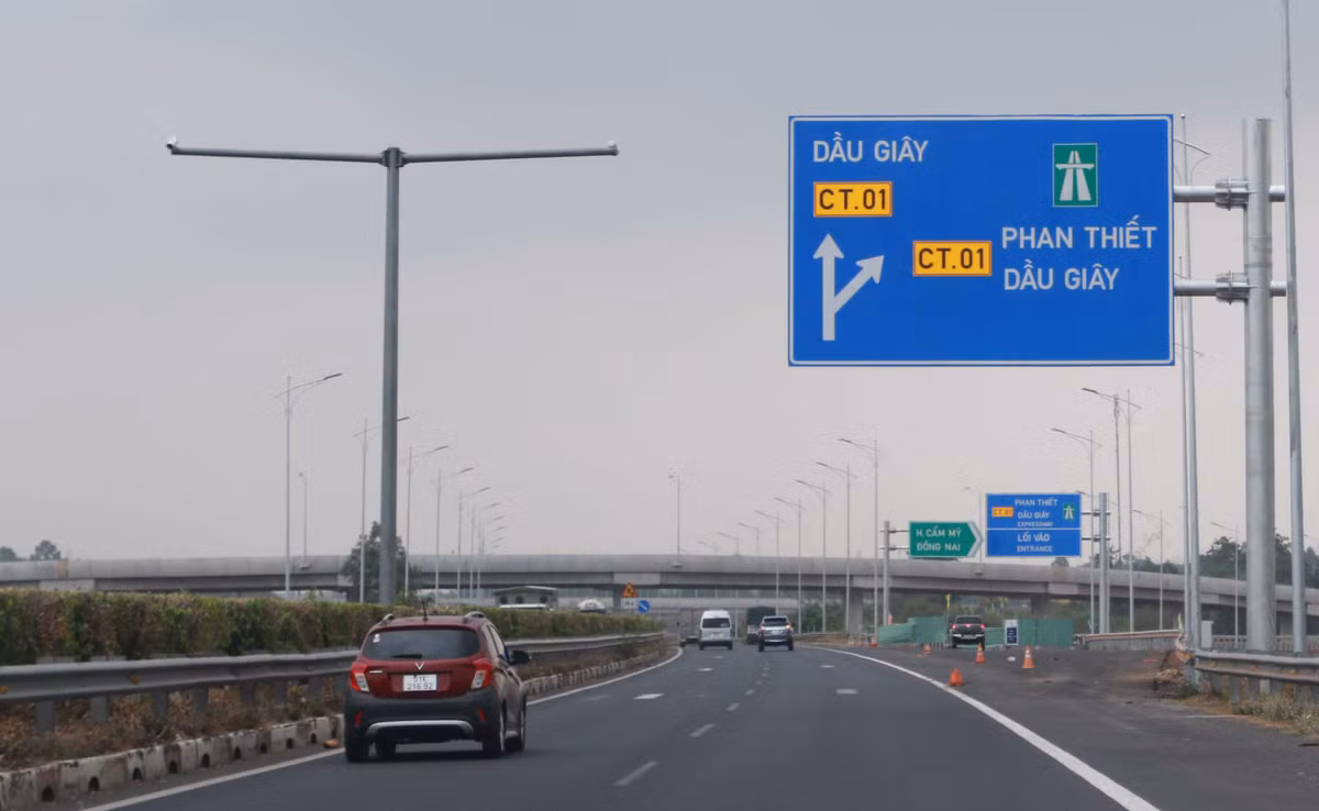 Cao tốc Dầu Giây - Phan Thiết dài 99 km, khởi công ngày 30/9/2020, với tổng mức đầu tư hơn 12.500 tỷ đồng, thông xe sáng 29/4. Công trình có điểm đầu nối với cao tốc Vĩnh Hảo - Phan Thiết tại huyện Hàm Thuận Nam và điểm cuối ở nút giao cao tốc TP HCM - Long Thành - Dầu Giây ở huyện Thống Nhất, tỉnh Đồng Nai. Bộ Giao thông Vận tải cho phép các xe chạy trên cao tốc Dầu Giây - Phan Thiết tốc độ tối đa 120 km/h và tối thiểu 60 km/h. Tuyến đường giúp rút ngắn thời gian từ TP HCM đi Phan Thiết còn khoảng 2 giờ so với 4-5 giờ như trước đây.