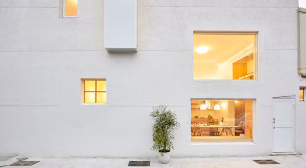 Tận dụng lợi thế đất 2 mặt tiền, các kiến trúc sư đã mở rất nhiều khung cửa sổ kính đón nắng và gió.