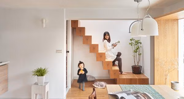 Mảnh đất xây dựng có 2 mặt giáp đường, 2 mặt còn lại bị bao bọc bởi các ngôi nhà cao xung quanh.