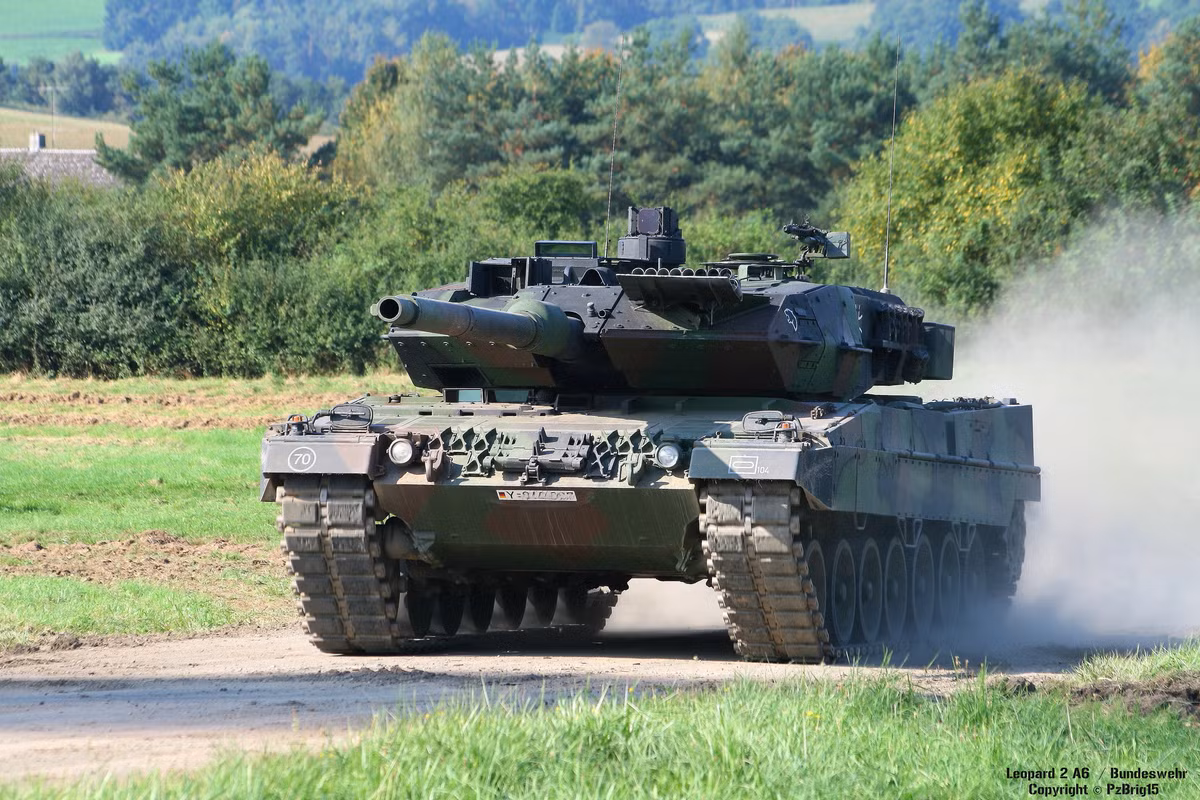 Leopard 2A6 là phiên bản nâng cấp dựa trên mẫu Leopard 2A5 của dòng xe tăng danh tiếng Leopard 2 do Đức sản xuất. Phiên bản Leopard 2A6 chính thức ra mắt năm 2001, được đánh giá là một trong những mẫu xe tăng hiện đại nhất thế giới. Thậm chí, trang mạng Military-Today còn bình luận rằng, Leopard 2A6 mạnh hơn M1A2 Abrams, Challenger 2 và Leclerc về mức độ bảo vệ, hỏa lực và tính cơ động.