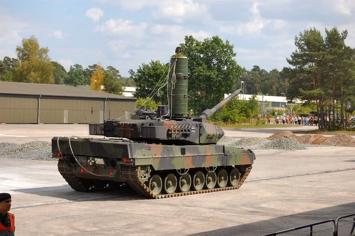Dù đơn giá chính thức của Leopard 2A6 lên tới 12 triệu USD/chiếc, đắt gấp 3 lần T-90. Thế nhưng việc Hà Lan rao bán số Leopard 2A6 cũ đã qua sử dụng là món quà trời cho với các quốc gia hạn hẹp ngân sách. Năm 2012, Hà Lan đã chào bán cho Indonesia 80 chiếc Leopard 2A6 với tổng giá trị 250 triệu USD/chiếc, tức là chi phí trung bình khoảng 3,12 triệu USD/chiếc.