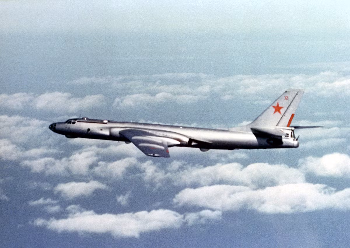 Tu-16 (NATO định danh là Badger) là máy bay ném bom chiến lược hai động cơ do Cục thiết kế Tupolev nghiên cứu, liên hiệp hàng không Voronezh sản xuất từ năm 1954. Tổng cộng có 1.509 chiếc đã được sản xuất trang bị cho Hồng quân Liên Xô và xuất khẩu tới một số quốc gia trên thế giới.
