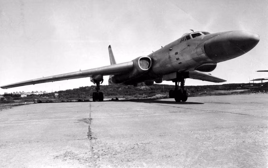 Tu-16 được phát triển vào cuối thập niên 40 với mục tiêu là tăng khả năng tấn công chiến lược vào lãnh thổ Mỹ. Máy bay được thiết kế với cánh xuôi cỡ lớn, trang bị hai động cơ phản lực lắp ở gốc cánh, khoang bom đặt ở dưới thân máy bay.