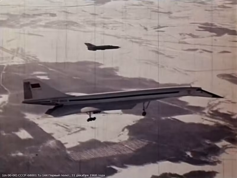 Hình ảnh máy bay chở khách siêu thanh Tu-144 thực hiện chuyến bay đầu tiên năm 1968 đã đi vào lịch sử thế giới.