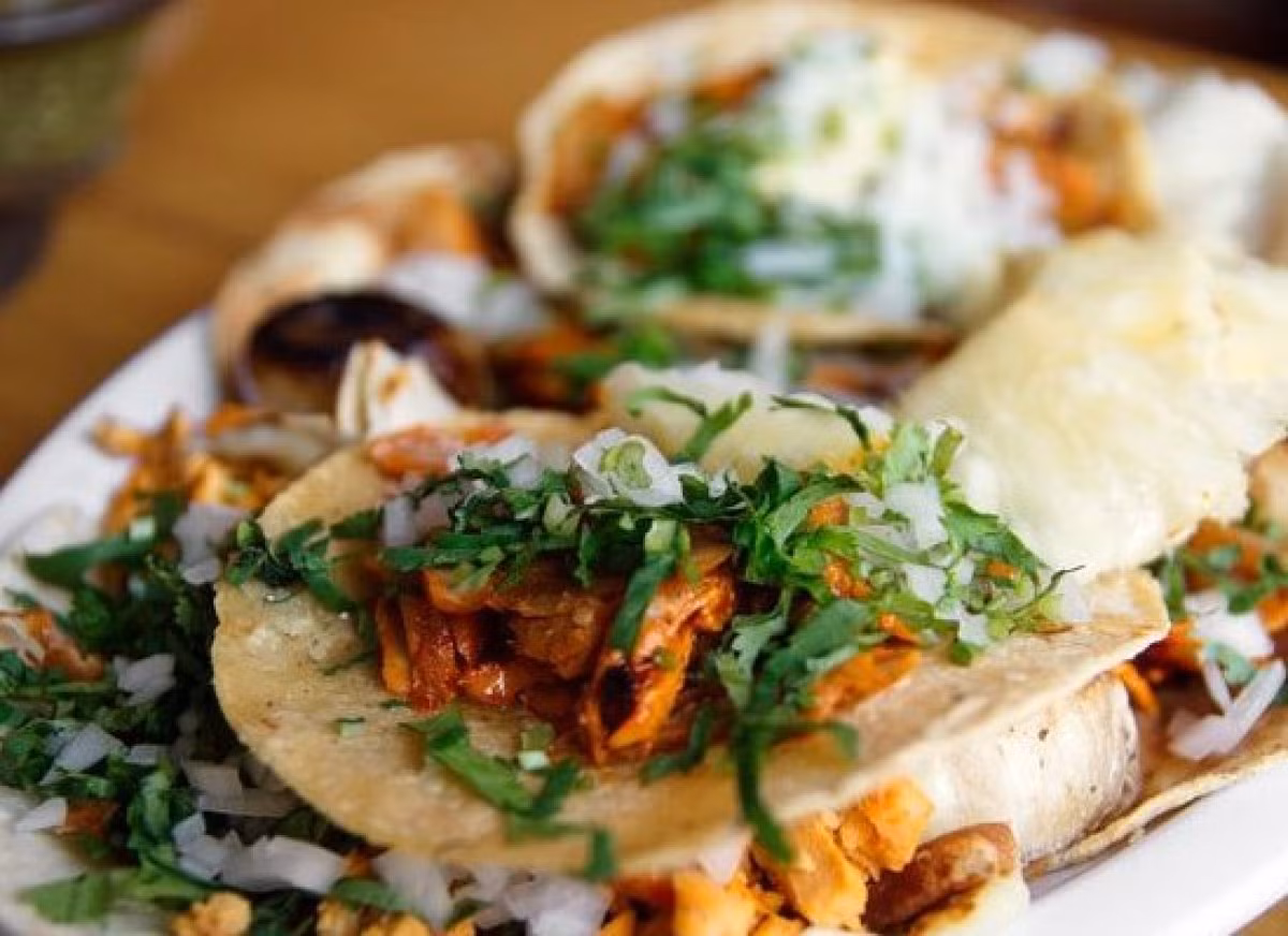 Món Tacos al Pastor nổi tiếng ở thành phố Mexico, Mexico được làm từ thịt cừu quay nhưng đôi khi được làm từ thịt lợn tẩm gia vị và dứa. Thịt sau khi được quay chín sẽ cho lên trên bánh ngô cùng với hành, rau mùi và đôi thi là thêm một ít dứa để tăng thêm ương vị món ăn.