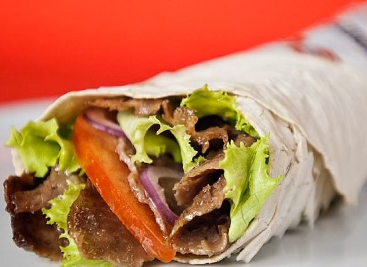 Món Durum ở Istanbul, Thổ Nhĩ Kỳ là một trong những món ăn đường phố hấp dẫn nhất thế giới. Bên trong bánh mì gồm có thịt nướng (thường là thịt cừu, đôi khi là thịt gà hoặc thịt bò) kết hợp với cà chua, hành, dưa chuột, và rau diếp, sữa chua và tương ớt.