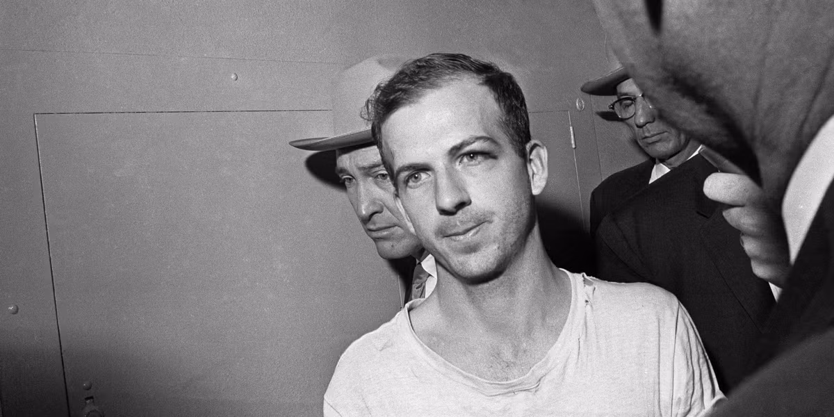 Oswald chết tại cùng bệnh viện Parkland - nơi Tổng thống Kennedy được điều trị qua đời trước đó 2 ngày 7 phút.