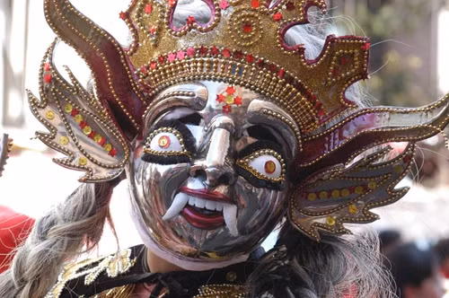 Theo truyền thuyết, người dân Inca thường phải hiến tế trẻ em cho thần Supay để vị thần này không trút cơn thịnh nộ lên họ. Theo đó, hàng năm, người Inca hiến tế khoảng 100 trẻ em để xoa dịu vị thần Chết Supay.