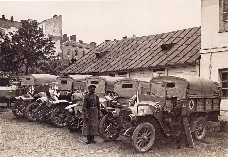 Trong ảnh là loạt phương tiện y tế của quân đội Nga năm 1915.