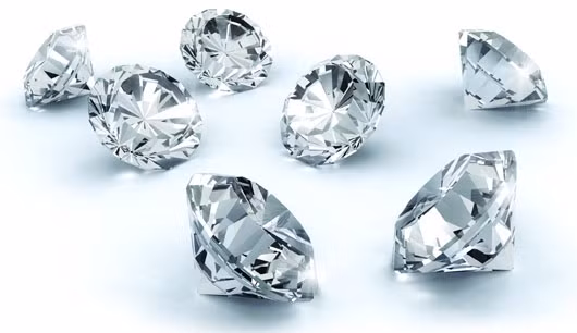 Loại đá quý hợp vận với người sinh ngày 15/1 là kim cương, sapphire trắng và thạch anh.