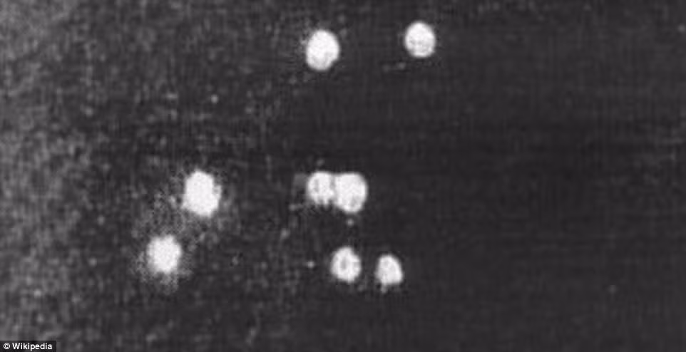 Kenneth Arnold nhìn thấy 9 UFO trên đỉnh núi Rainier vào 24/7/1947. Hiện tượng tương tự cũng xảy ra tại Tulsa, Oklahoma vào 12/7/1947.